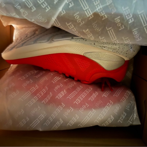 New in box lululemon Women’s Beyondfeel Running Shoe Size 8 - Picture 7 of 8